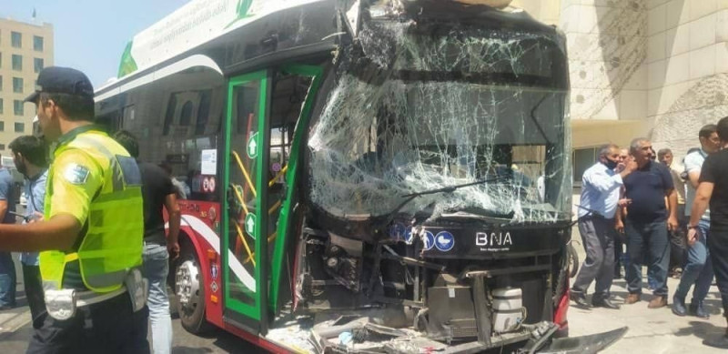 Dəniz Mall-un yaxınlığında iki BakuBus avtobusu toqquşub