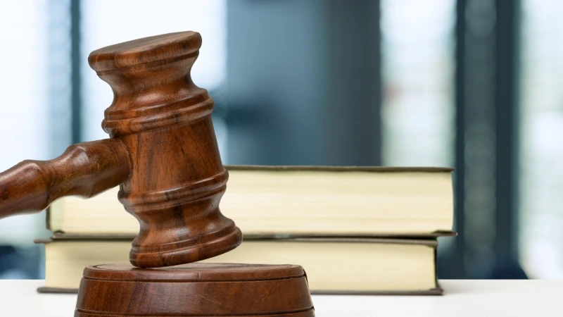 Adam bıçaqlamaqda təqsirləndirilən sabiq diplomatın məhkəməsi başlayıb