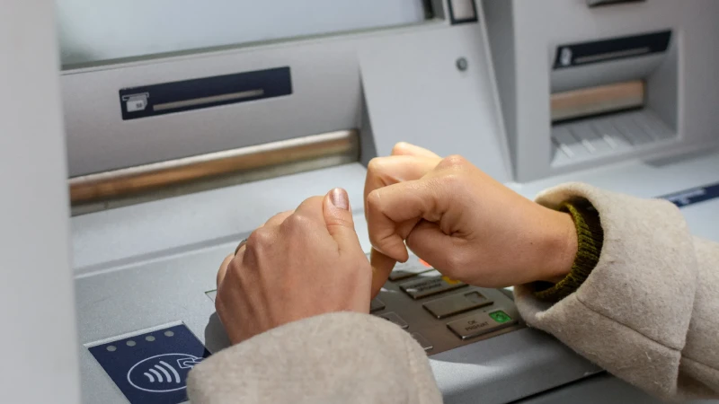 Bakıda bankomatdan pul çıxaran qadına hücum edilib
