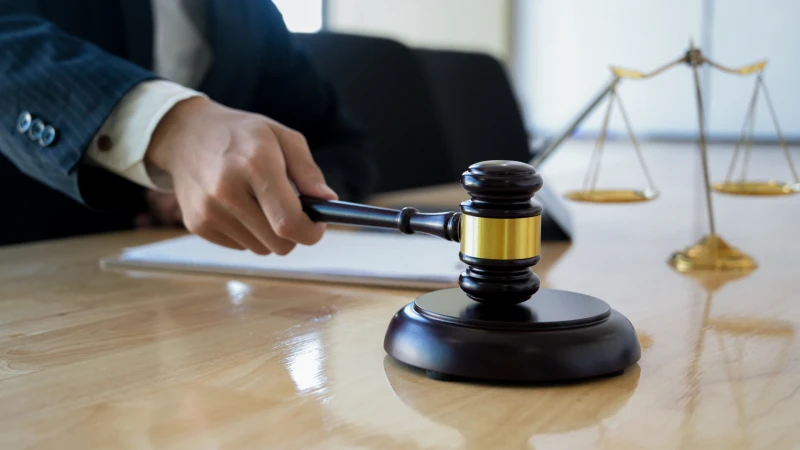 Nazirliyin rüşvət almaqda təqsirləndirilən vəzifəli şəxsi hakim qarşısında