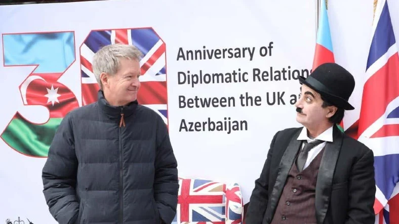 Britaniya səfirliyi Bakıda xeyriyyə yarmarkası təşkil edib