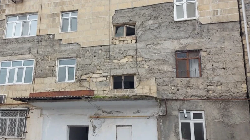 Göyçayda bina qəzalı vəziyyətə düşüb