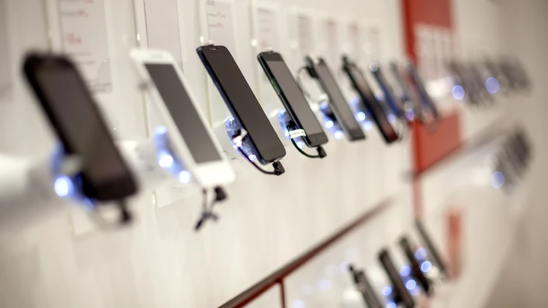 Bakıda mağazadan 11 min manat dəyərində telefonlar oğurlanıb