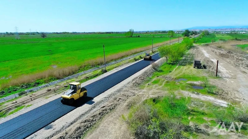 Yevlaxın Tanrıqulular kəndində yol təmir edilir