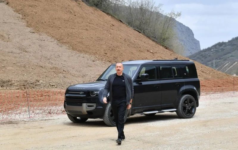 Prezident Füzuli və Şuşada görülən işlərlə tanış olub