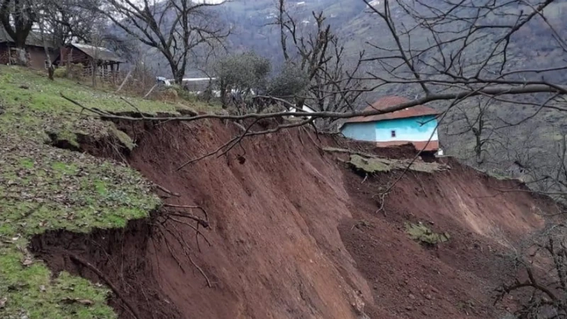 Lerikdə yenidən torpaq sürüşməsi olub