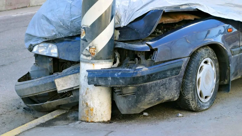 Yasamalda avtomobil beton yolayrıcına çırpılıb