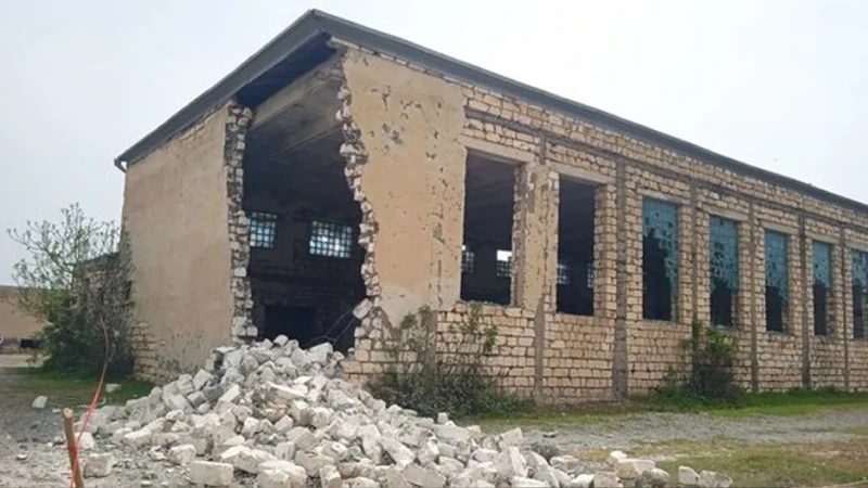 Bərdədə dərs zamanı məktəbin bir hissəsi uçub