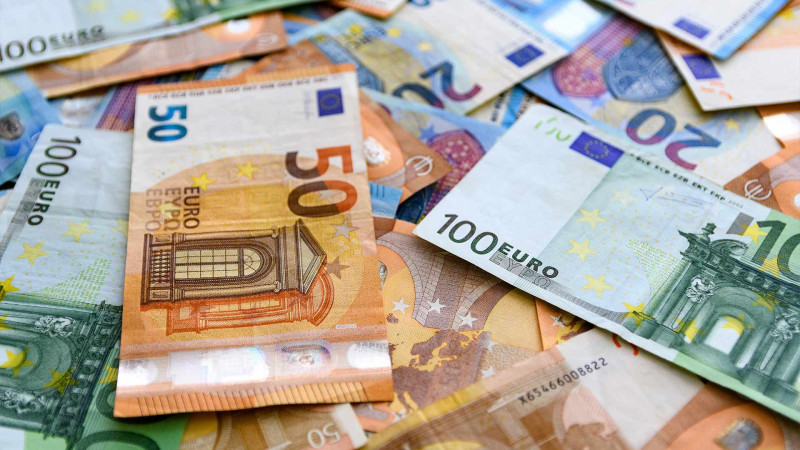 Avronun məzənnəsi dollarla eyniləşməyə yaxındır