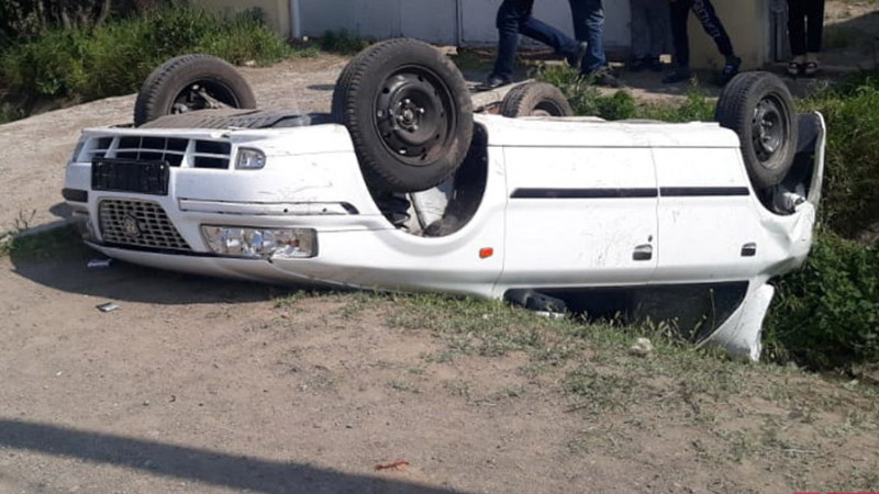Tovuzda avtomobil iti vurmamaq üçün idarəetməni itirib və kanala düşüb