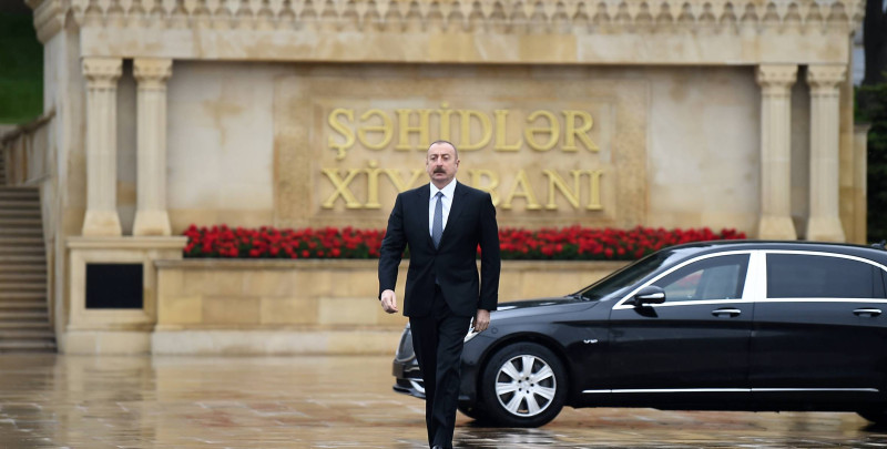 İlham Əliyev faşizm üzərində Qələbə uğrunda həlak olanların xatirəsini anıb