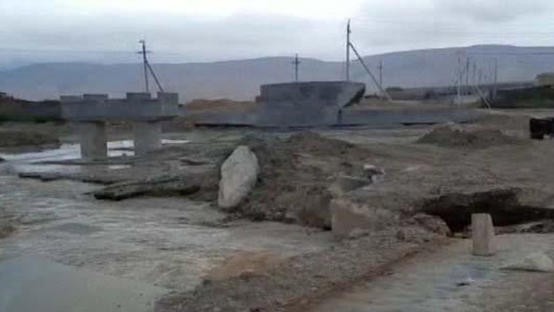 Hacıqabulda güclü sel körpünü uçurub