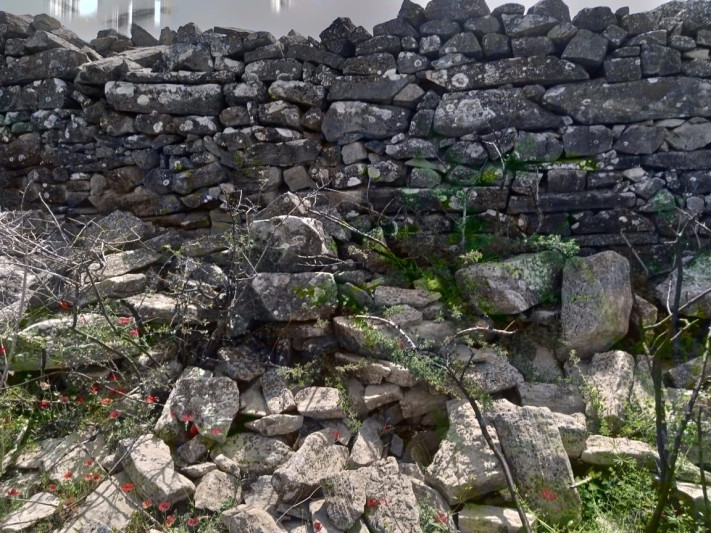 Xızıda orta əsrlərə aid olan qala qalıqları tapılıb