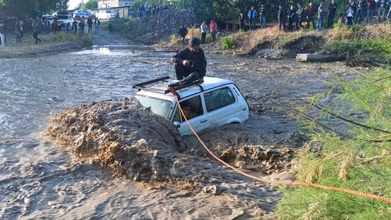 Xaçmazda sel olub, avtomobildə köməksiz vəziyyətdə qalan bir nəfər xilas edilib VİDEO