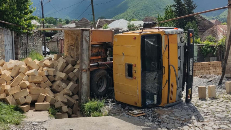 Şəkidə yük maşını aşıb: sürücü yaralanıb