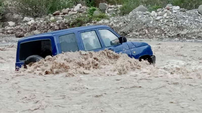İsmayıllıda avtomobili sel aparıb, sürücü xəsarət alıb