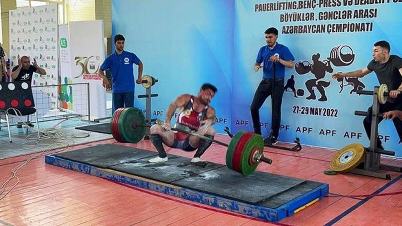 Azərbaycan çempionu 301 kq ştanqı ayağına salıb