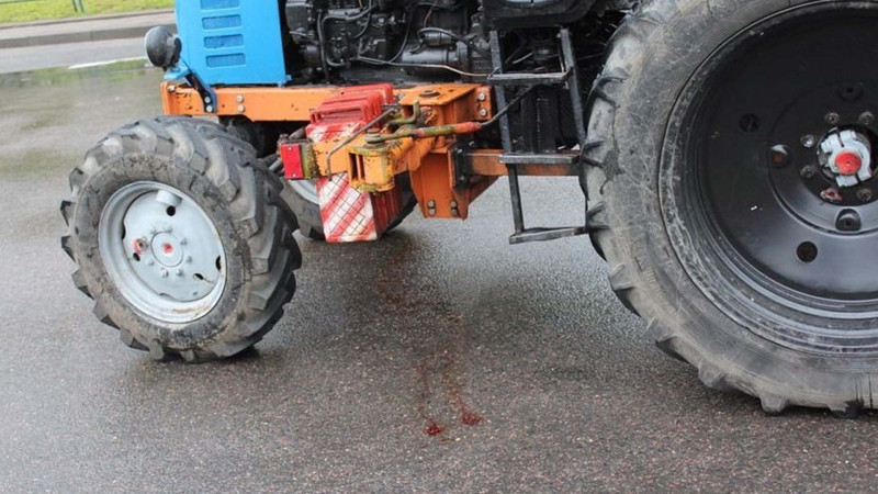 Avtomobilin traktorla toqquşması nəticəsində sürücü ölüb