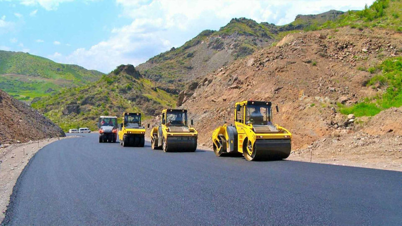 Laçından yan keçən yolun asfaltlanmasına başlanılıb