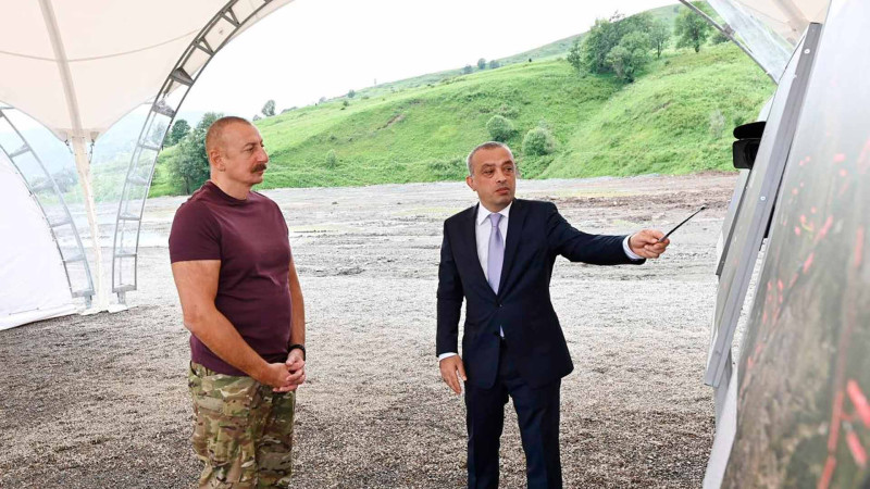 İlham Əliyev Laçın rayonunda “Həkəriçay” su anbarı layihəsi ilə tanış olub