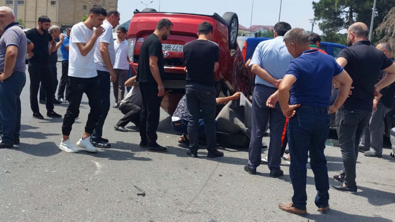 Bakıda Toyota Prius aşıb, sərnişinlər xəsarət alıb