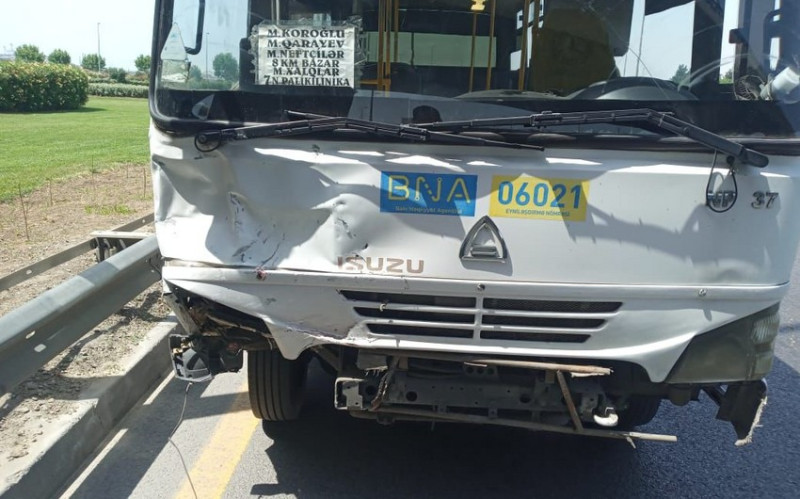 Bakıda sərnişin avtobusu qəzaya düşüb
