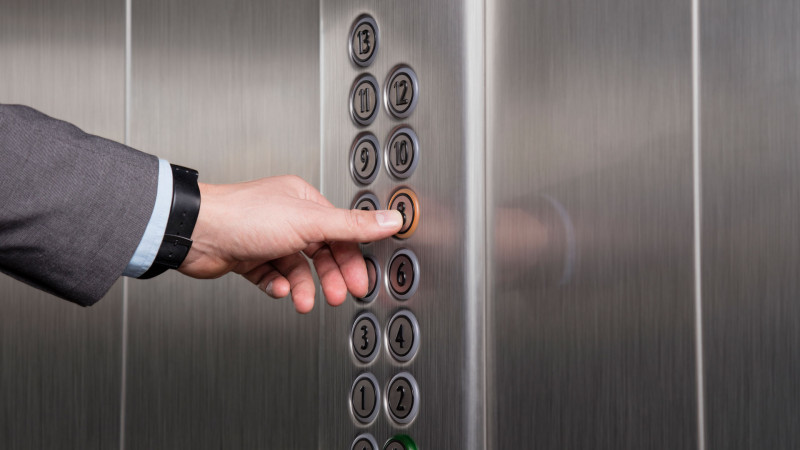 Bakıda binada lift qırılıb: 2 uşaq və 4 qadın yaralanıb