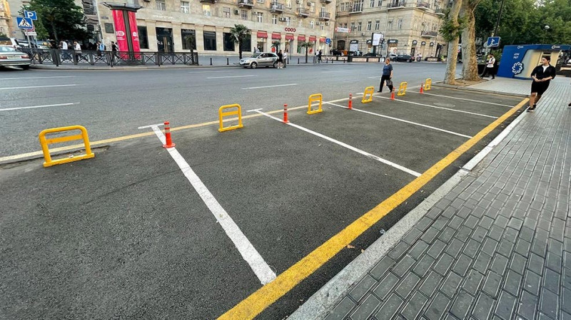 Bakıda Kinematoqrafçılar İttifaqı tərəfindən yaradılan qanunsuz parkinq yeri sökülür
