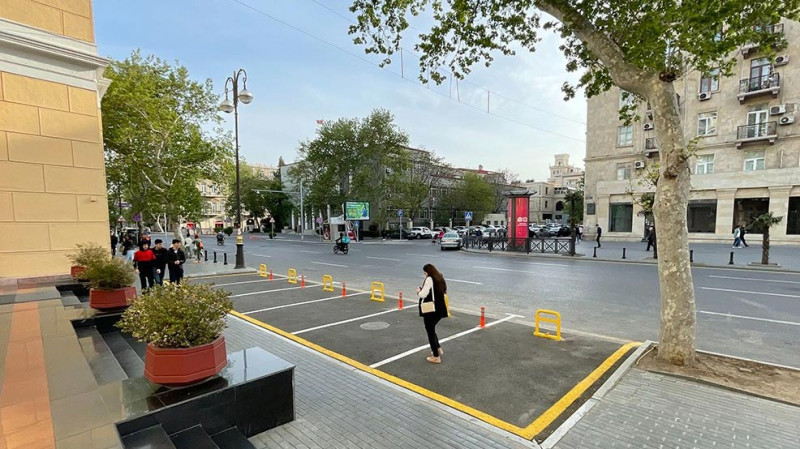 Bakının mərkəzində ağacları kəsib parkinq yaratdılar FOTO