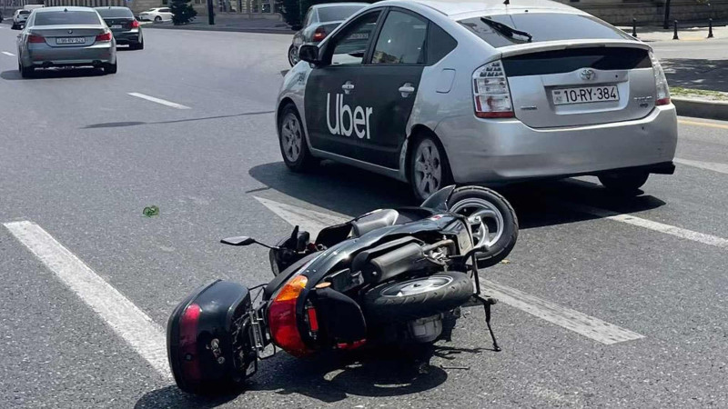 Bakıda moped minik avtomobillə toqquşub