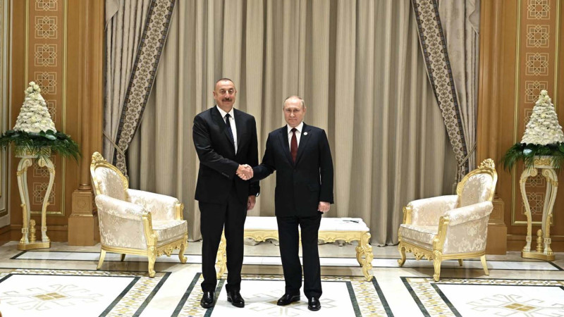 İlham Əliyev Aşqabadda Vladimir Putinlə görüşüb