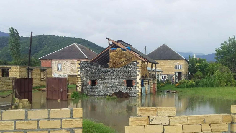 Zaqatalada çay daşıb, evlərin həyətlərini su basıb