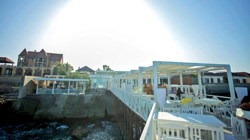 Xəzər sahilindəki Sherlock’s restoranı sökülüb