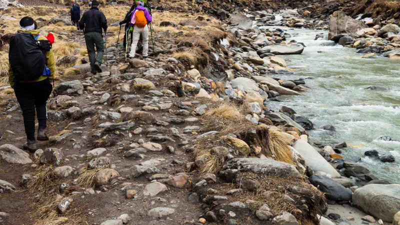 İtkin düşən hindistanlı turistin axtarışlarına alpinist və dronlar cəlb olunub