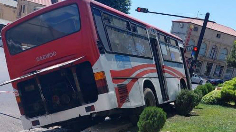 Bakı: 26 nömrəli avtobus qəzaya düşüb