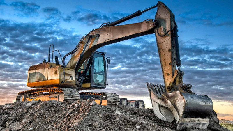 Şabranda ekskavator elektrik dirəyinə çırpılıb