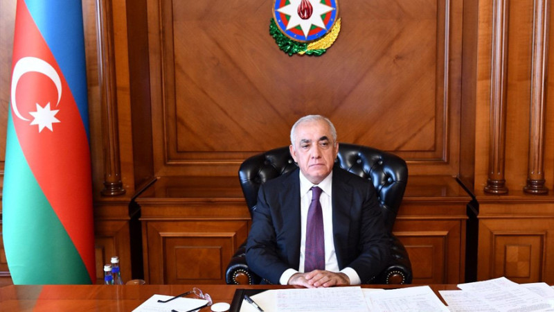 Baş nazir neft emalı zavodunda aparılan işlərlə tanış olub