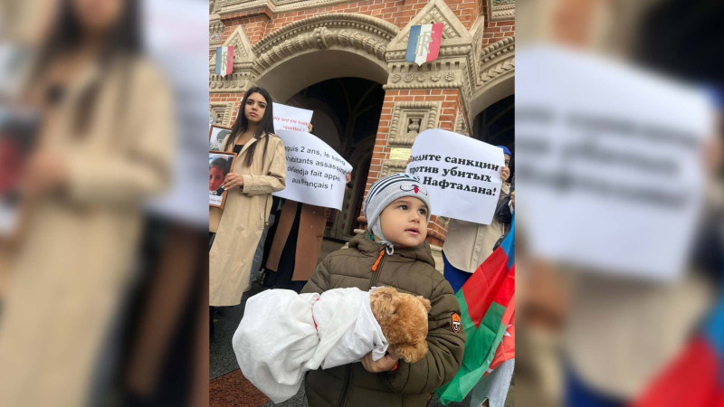 В России, Азербайджане и Украине освещают акцию перед посольством Франции в Москве