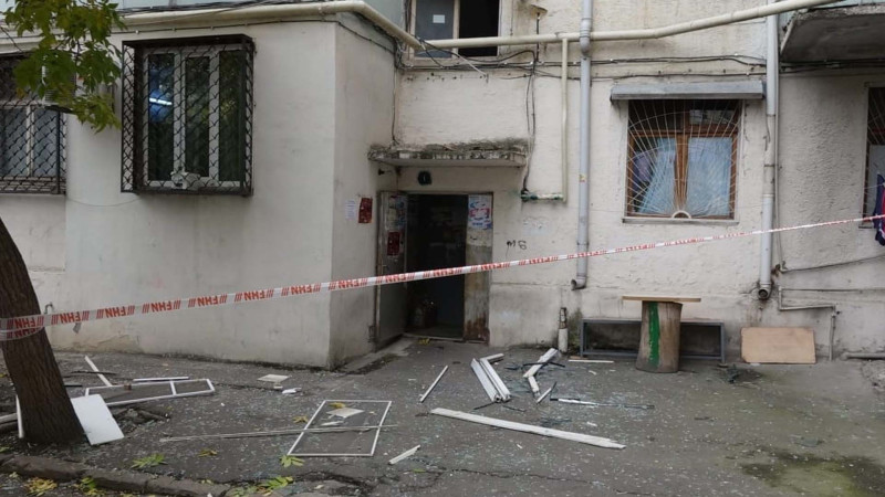 Bakıda yaşayış binasında partlayış olub, xəsarət alan var