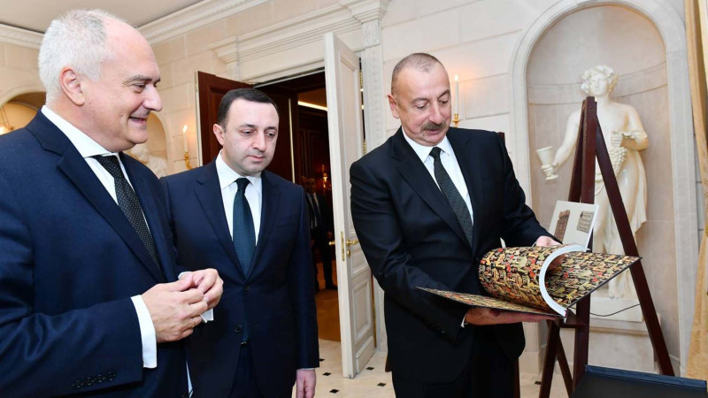 İlham Əliyev və İrakli Qaribaşvili “Qarabağ xanlığının irsi” sərgisi ilə tanış olublar