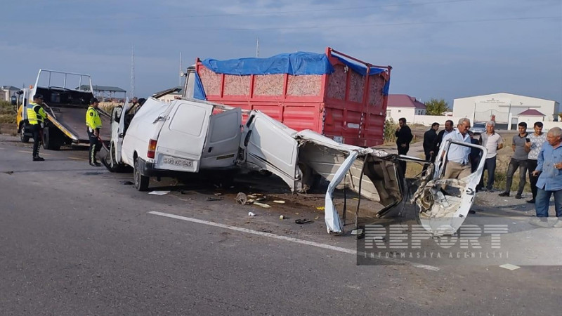 Kürdəmirdə mikroavtobus traktorla toqquşub