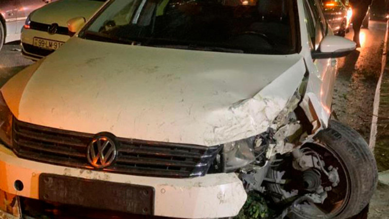 Bakıda avtomobil ağaclara çarpılıb, sərnişin xəsarət alıb