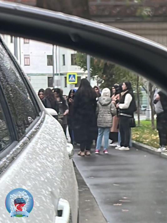 Полиция Москвы не подпустила большинство азербайджанок к посольству Франции