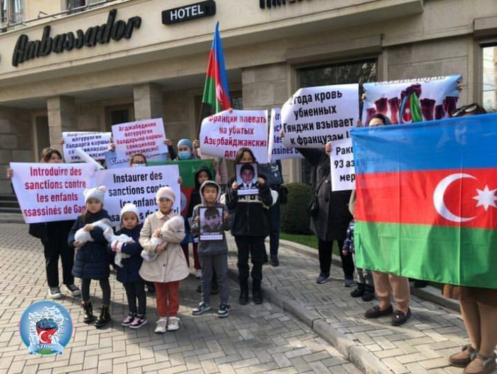 Bişkəkdəki Fransa səfirliyinin qarşısında həlak olmuş azərbaycanlı uşaqların şəkilləri ilə aksiya keçirilib