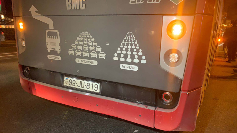 Səbaildə avtomobil “BakuBus”a çarpılıb