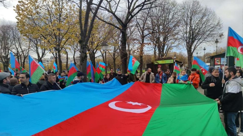 Azərbaycan diasporunun üzvləri Fransa Milli Assambleyasının qarşısında toplaşıblar