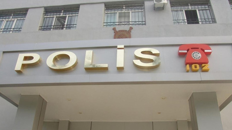 Gəncədə İH-nin qarşısında bir nəfər qolunu kəsib