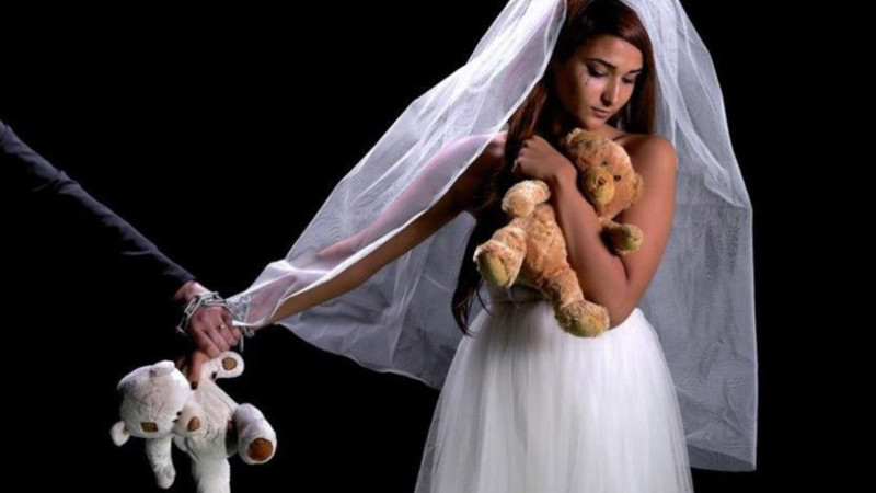 16 yaşlı qız onu evləndirmək istəyən ailəsindən polisə şikayət edib