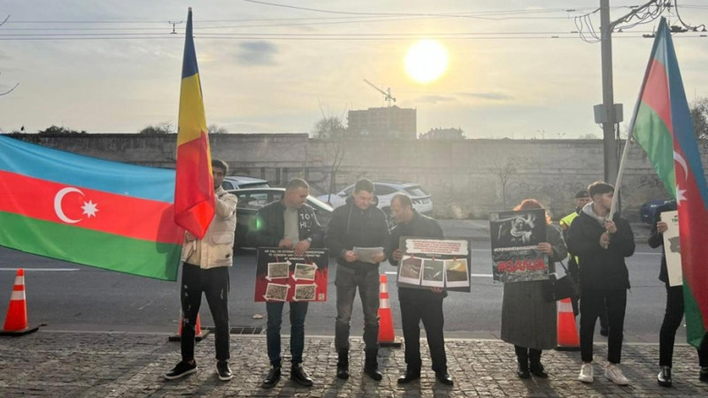 Azərbaycanlılar Moldovadakı Fransa səfirliyinin önündə aksiya keçiriblər