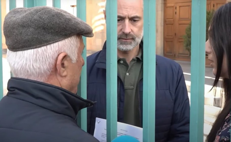 Fransa səfirliyinin “qərəzsiz mövqeyi”: səfirliyin nümayəndəsi İrəvanda keçirilən aksiya iştirakçılarının məktubunu qəbul edib